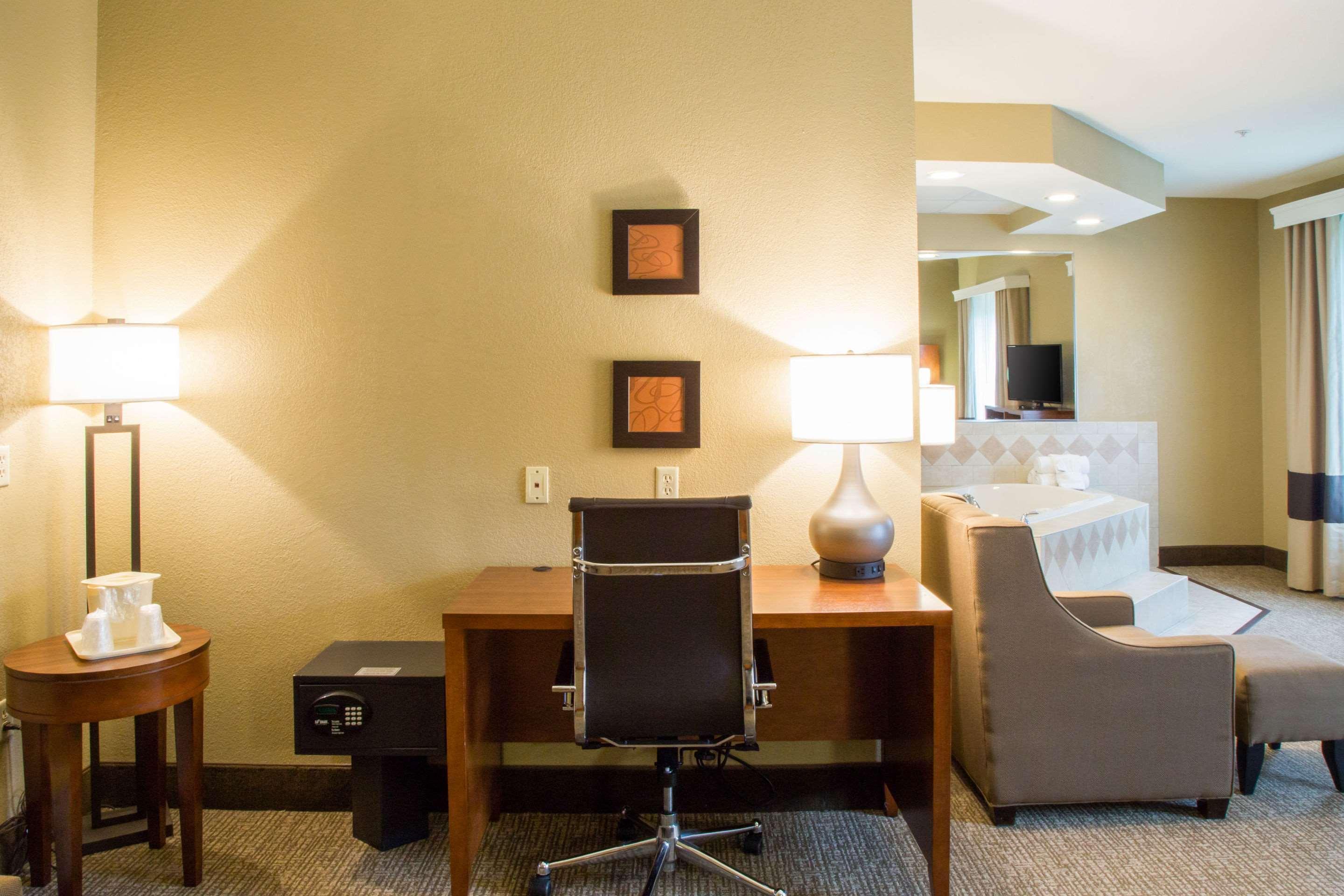 Comfort Suites Grand Rapids South Kentwood Екстериор снимка