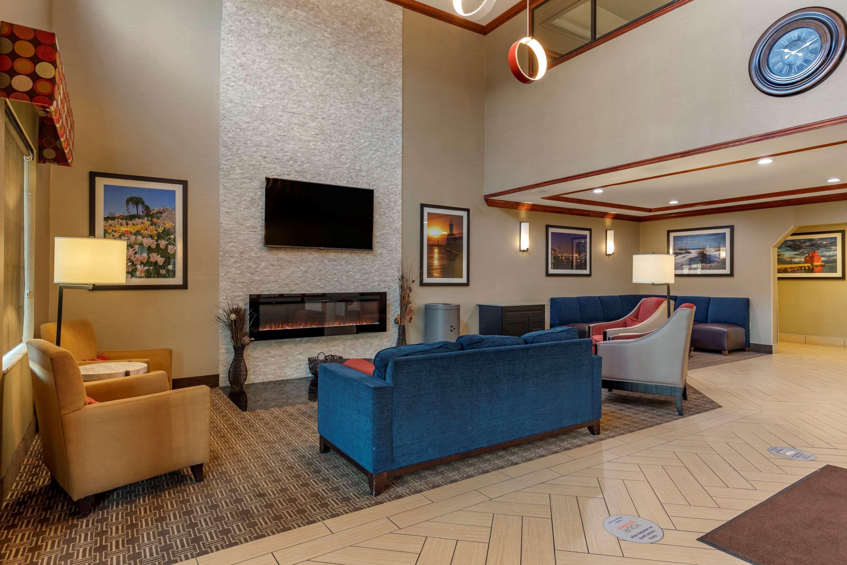 Comfort Suites Grand Rapids South Kentwood Екстериор снимка